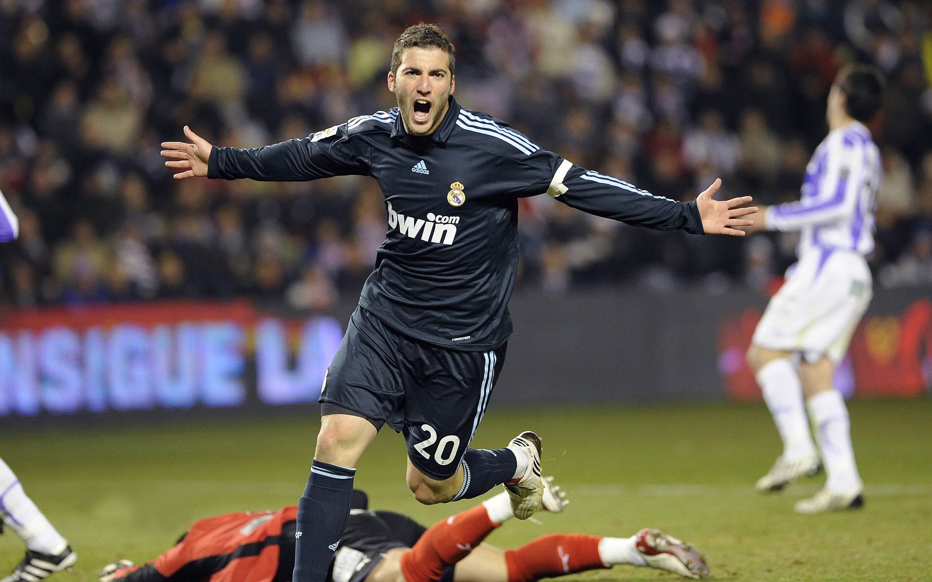 利雅得新月签约新守门员加强后防，利雅得新月阵容豪华