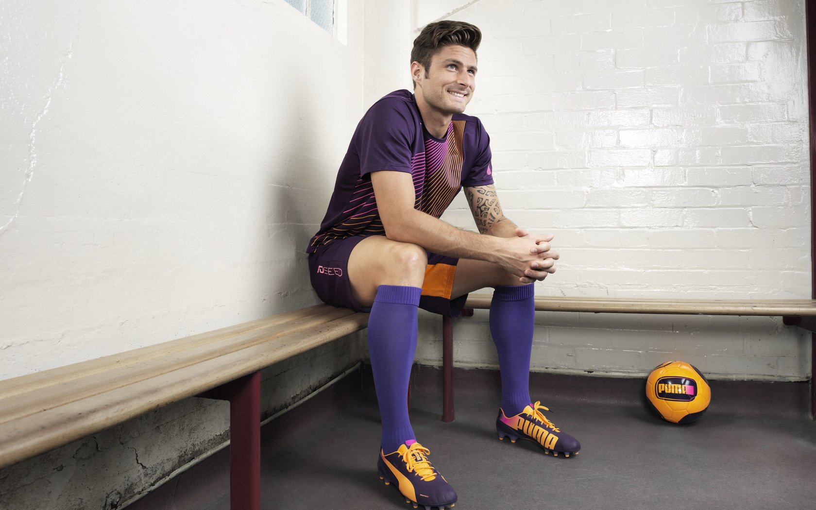 在与雷霆的比赛中,库里多次“空中飞人”般投中远距离三分,成众人焦点!